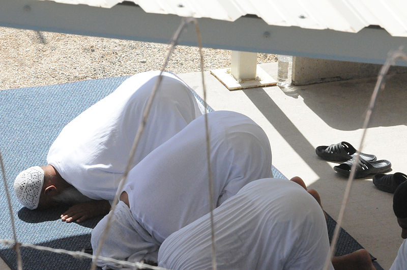 detainees-praying